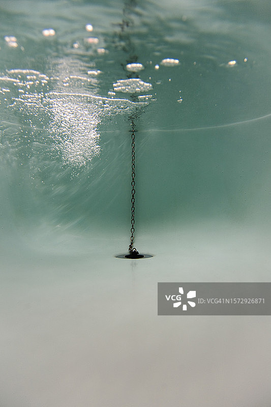 水下浴缸注水特写图片素材