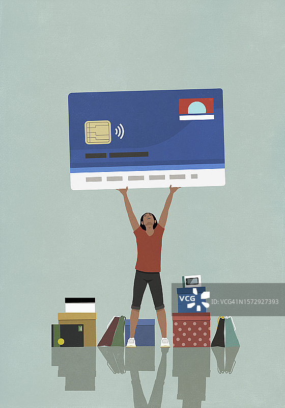快乐的女人拿着大信用卡购物图片素材