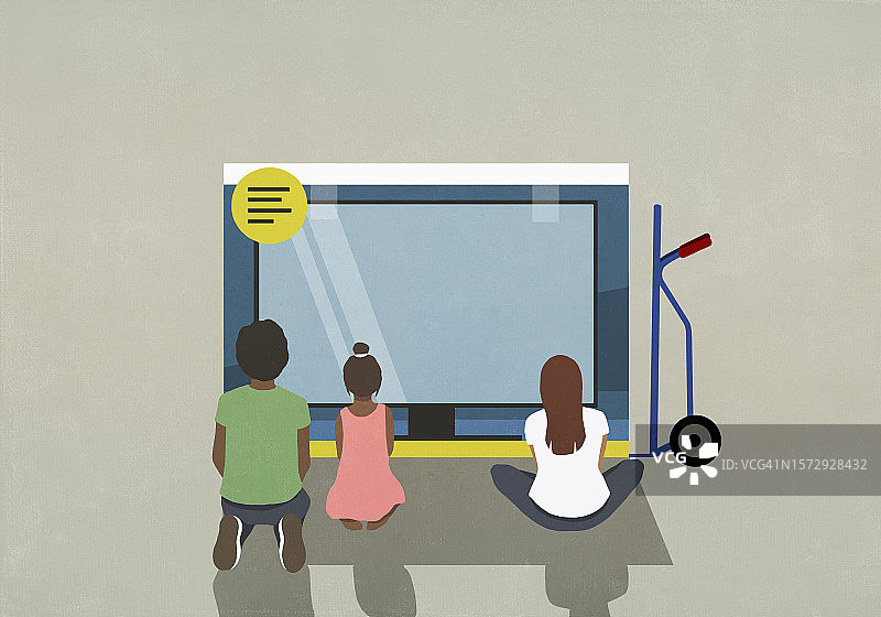 一家人购物，观看包装盒中的新型大屏幕电视图片素材