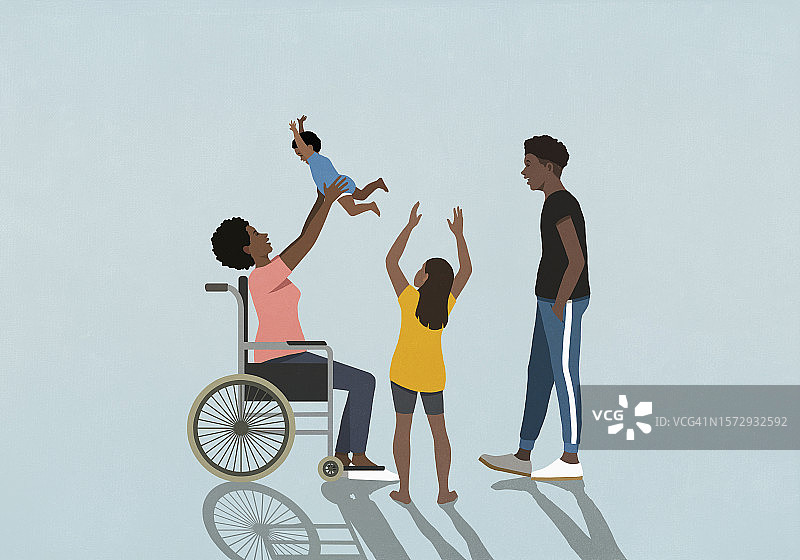 一家人看着坐在轮椅上的快乐母亲与儿子玩耍图片素材