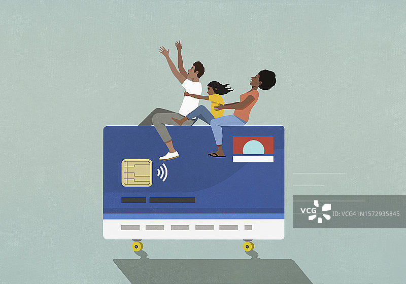 兴奋的一家人踩着信用卡滑板图片素材