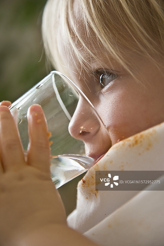 饮水的年轻金发男孩特写图片素材