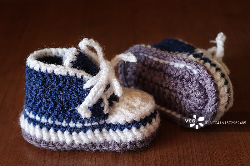 “是个男孩”蓝色钩针编织婴儿短靴图片素材