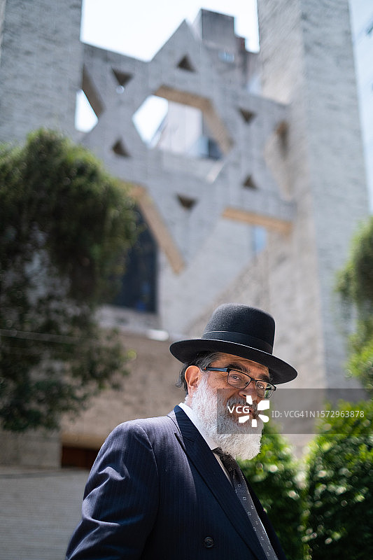犹太教堂里戴着大卫星的东正教犹太男人图片素材