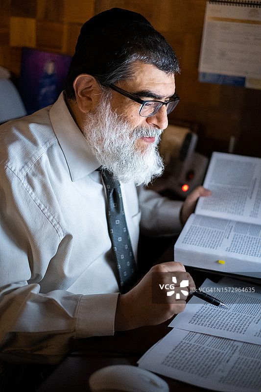 墨西哥城：在台式电脑上翻译希伯来语圣经经文的东正教犹太男人图片素材