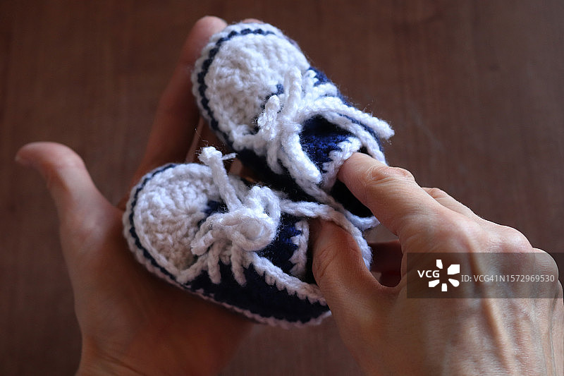 “是个男孩”蓝色钩针编织婴儿短靴图片素材