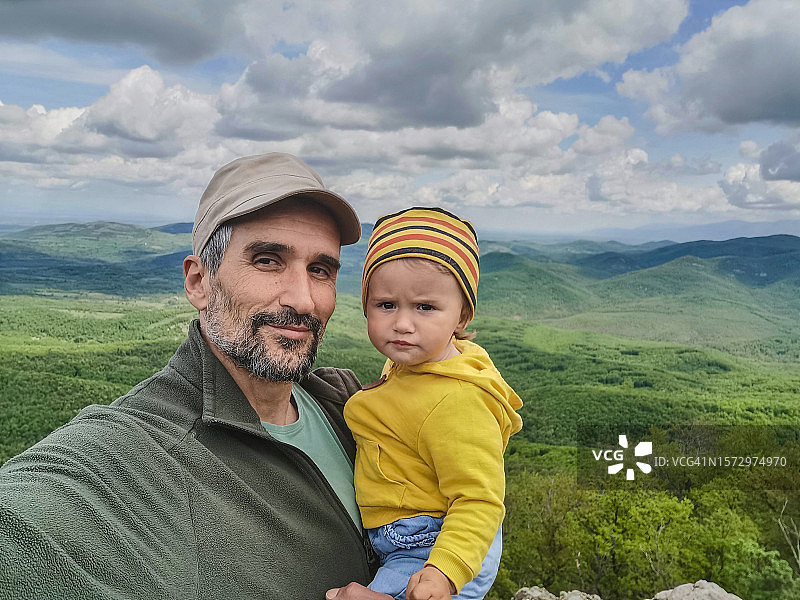 现代父子：户外家庭自拍图片素材