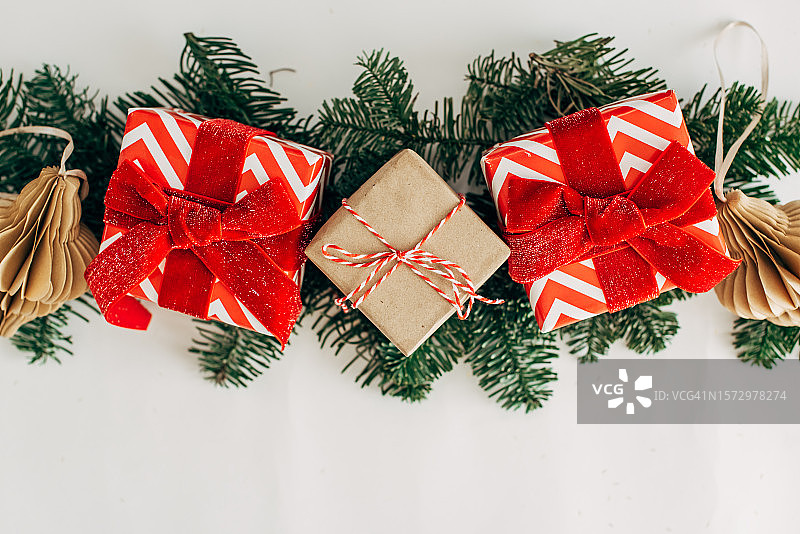 圣诞快乐新年贺卡，银色礼品盒白色大理石背景俯视图，冬季节日主题图片素材