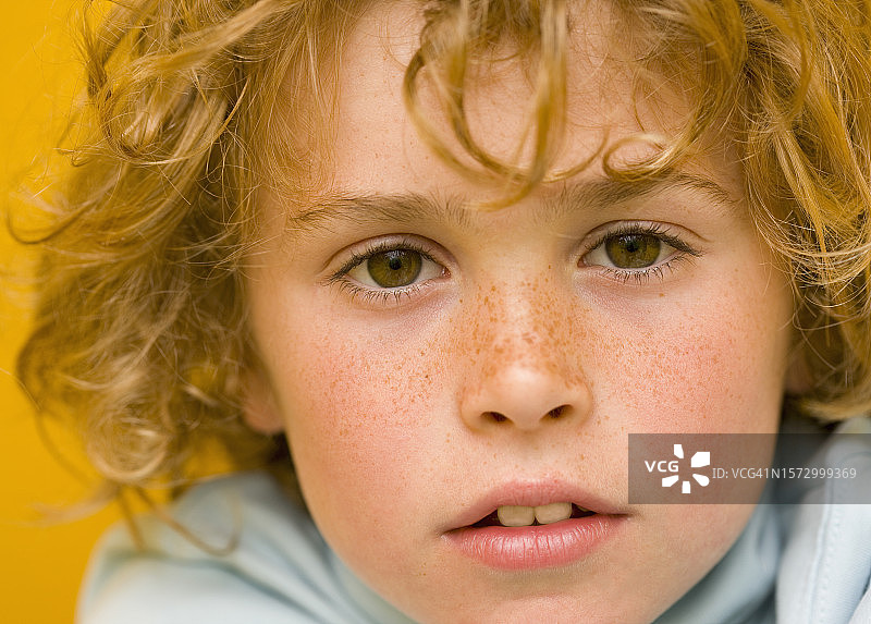 卷发小男孩特写图片素材