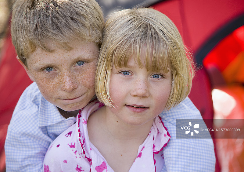 男孩女孩在帐篷外拥抱特写图片素材