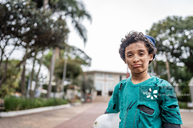 户外无家可归的儿童肖像图片素材