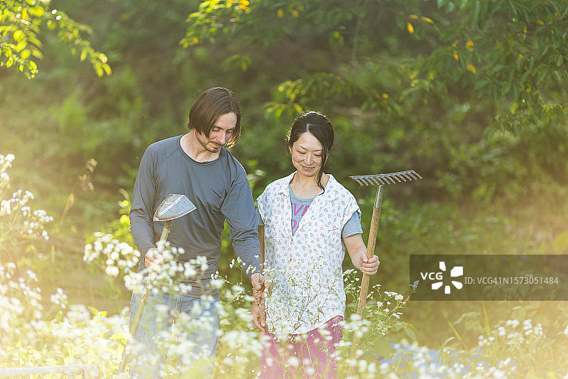 多种族务农夫妇在农场工作图片素材
