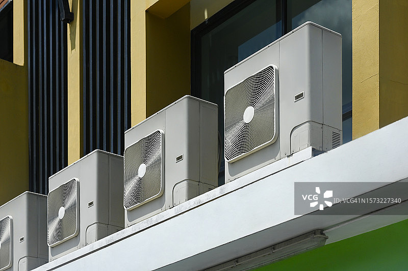 住宅楼外的空调热泵图片素材