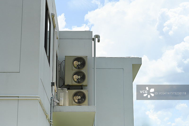 安装在建筑物外墙的空调压缩机组图片素材