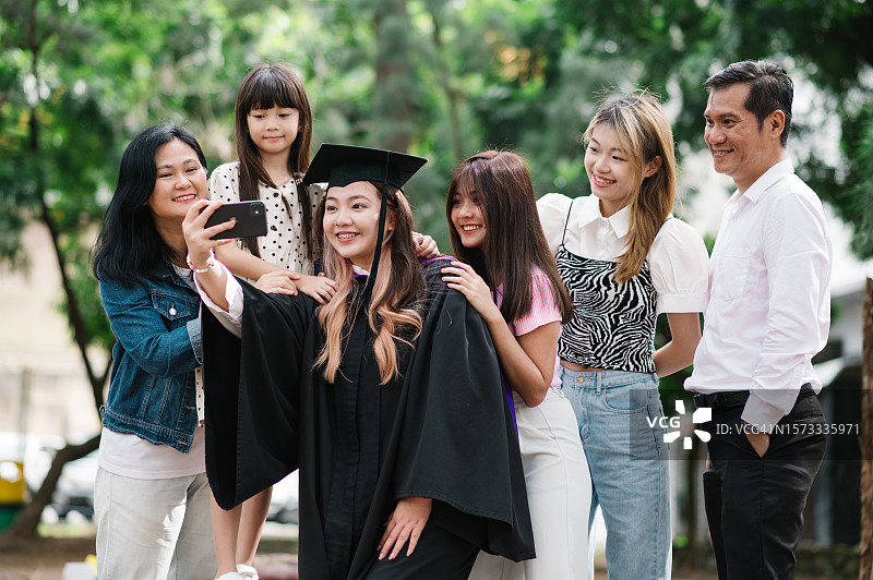 来，集体自拍时间。图片素材