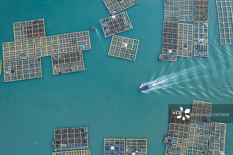 渔场浮板间航行的船只图片素材