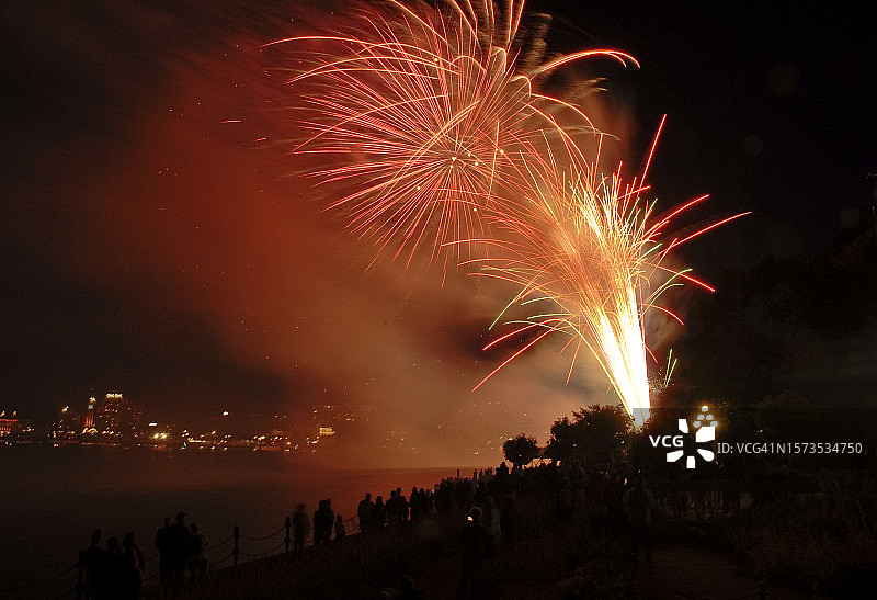 烟花与黑暗人群图片素材