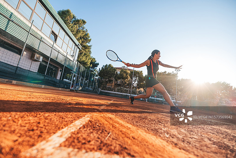 专业网球运动员发球图片素材