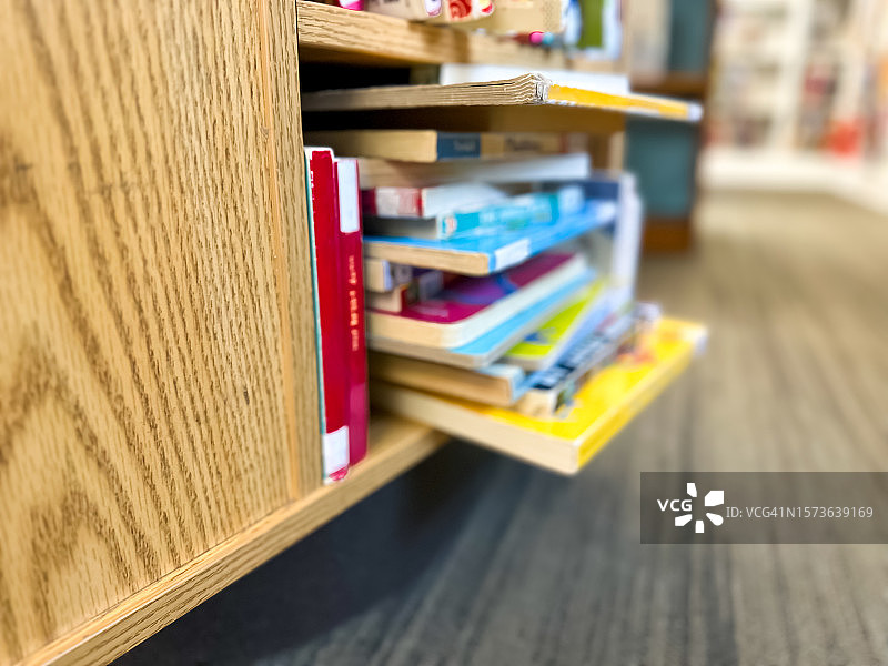 公共图书馆儿童区的低矮书架图片素材