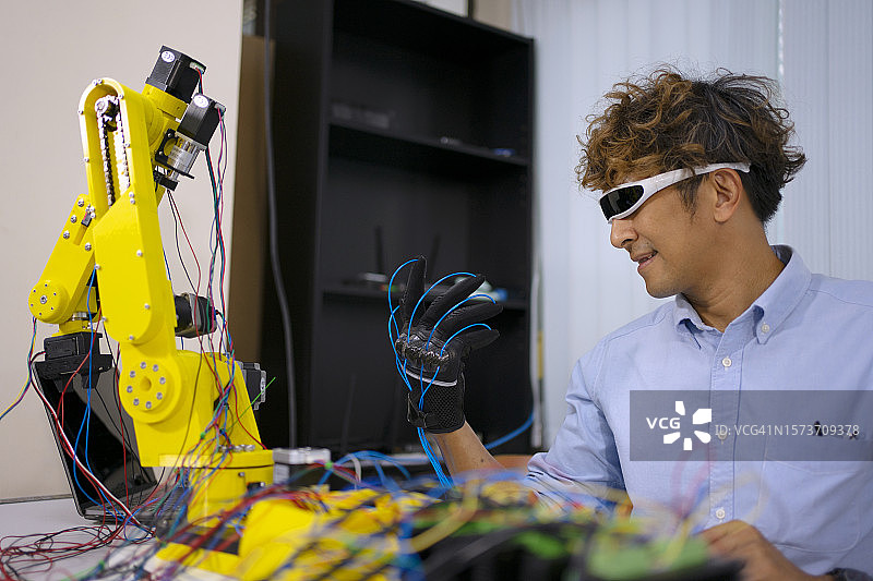 工程师致力于发明创造图片素材