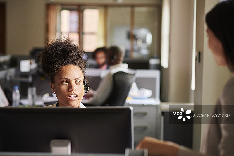 与主管交谈图片素材