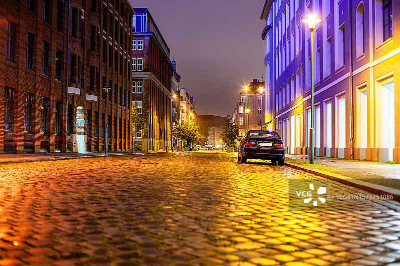 柏林夜晚的鹅卵石街道图片素材