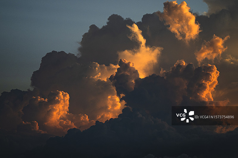 夏日 cinematic 积云：日落时分色彩变幻图片素材