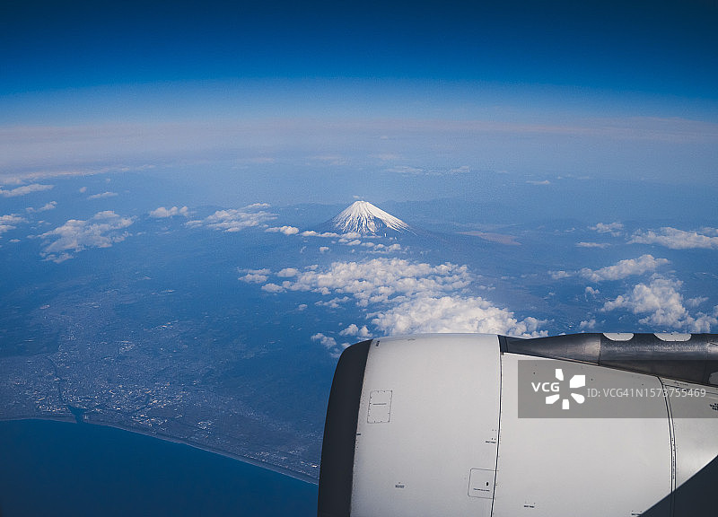 从飞机舷窗俯瞰日本关东平原和东京湾，以及白雪皑皑的富士山图片素材