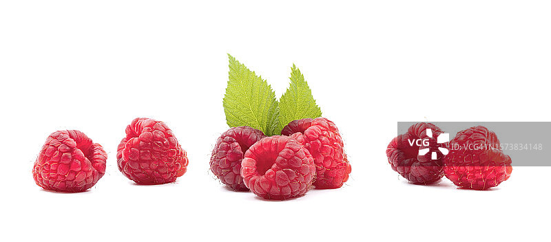 带叶的成熟覆盆子，白色背景图片素材