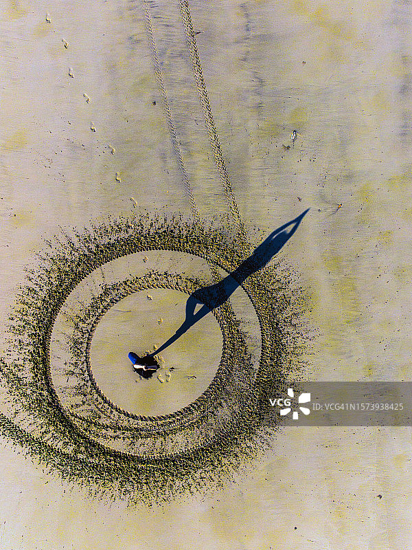 年轻女人在马哈拉施特拉邦阿里巴格海滩做Surya Namaskar瑜伽姿势图片素材