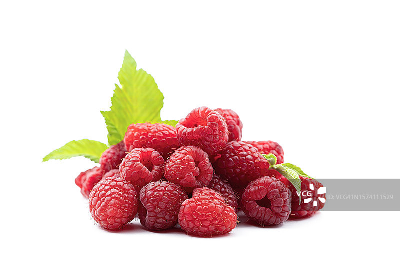 独立覆盆子：带绿叶的红色覆盆子图片素材