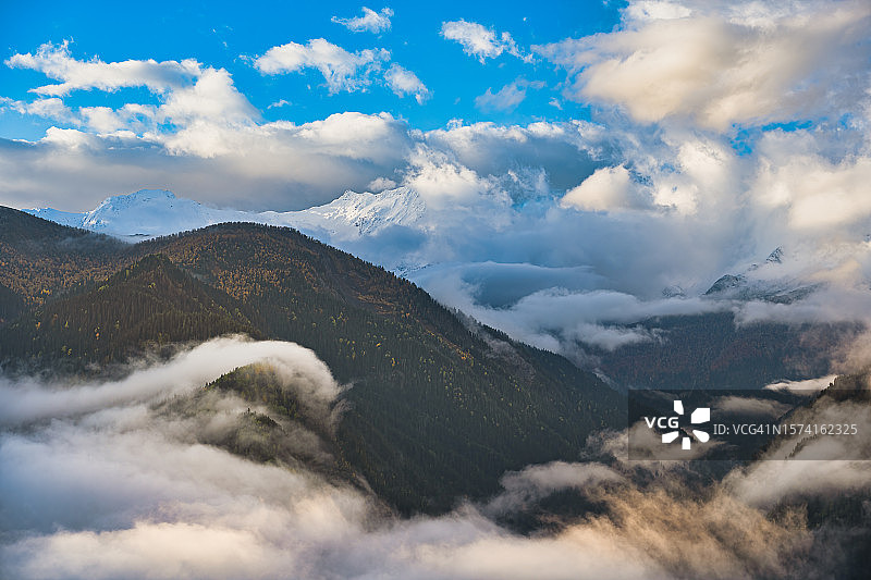 早晨格鲁吉亚梅斯蒂亚高加索山脉的移动云彩图片素材