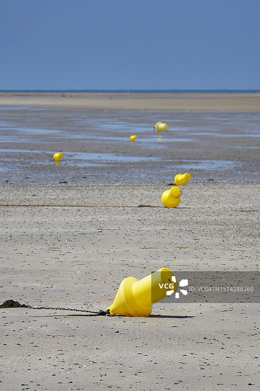 法国诺曼底海滩上的沐浴浮标图片素材