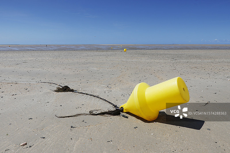 法国诺曼底海滩上的沐浴浮标图片素材
