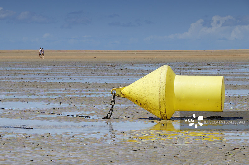 法国诺曼底海滩上的沐浴浮标图片素材