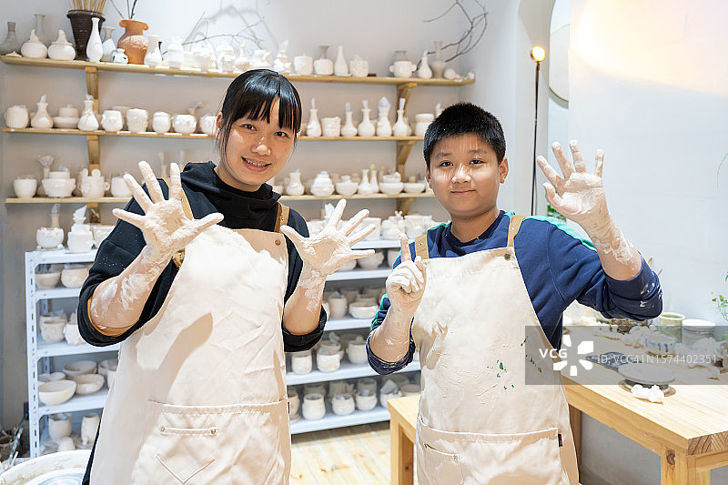 女士和儿子一起制作手工陶器图片素材