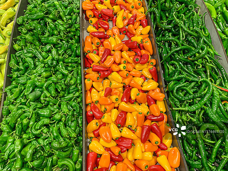 绿色和红色辣椒背景图片素材