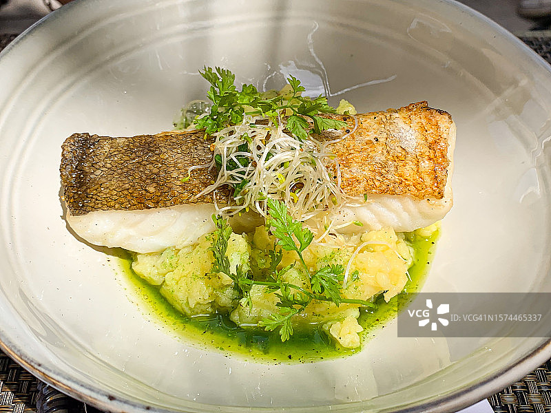鲷鱼配菠菜和欧洲防风草泥图片素材