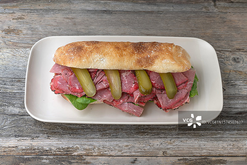 蜂蜜芥末熏牛肉三明治图片素材