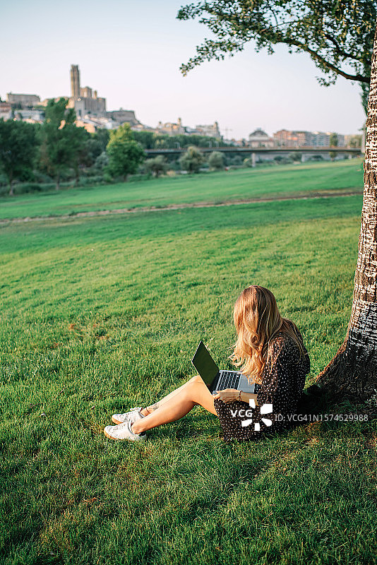夏日写真：使用Mac的女人，西班牙图片素材