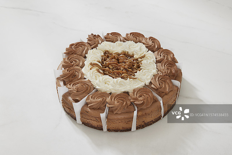 焦糖山核桃巧克力芝士蛋糕图片素材