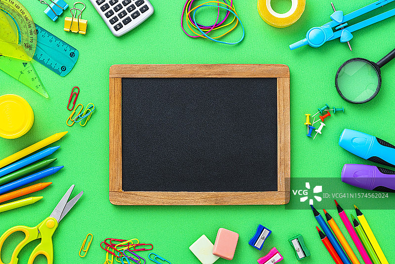 围绕黑板排列的学习用品，留白区域图片素材