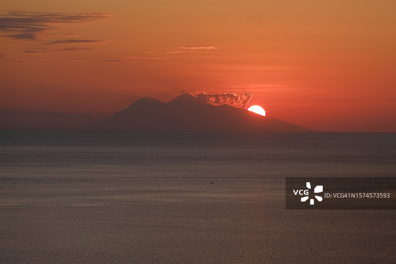 纳闽巴霍海滩日落山景（印度尼西亚）图片素材