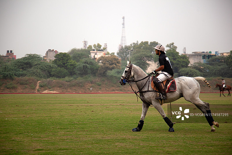 在印度新德里参加马球比赛的男人图片素材