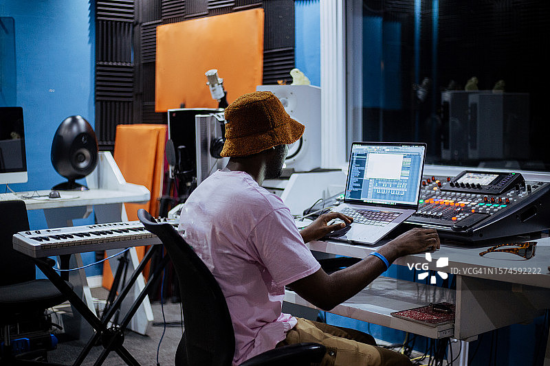 在加纳阿克拉录音棚熬夜工作的年轻男人图片素材