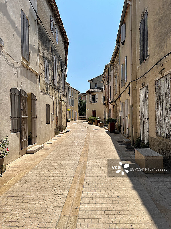 法国圣雷米夏季空旷的街道图片素材
