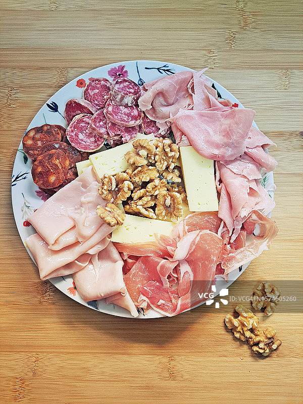 俯视角度：火腿、萨拉米、奶酪和核桃拼盘图片素材