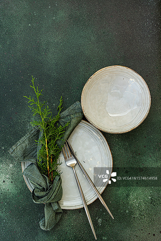 俯视圣诞餐桌，饰以新鲜香柏枝图片素材