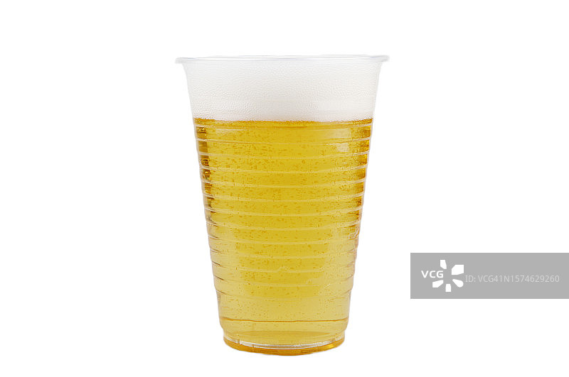 白色背景上的塑料杯啤酒图片素材