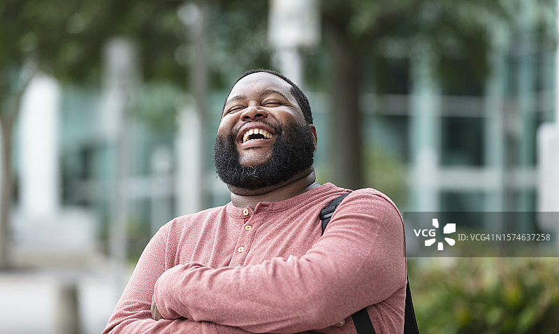 开怀大笑的非洲裔男子图片素材